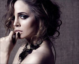 组图：伊丽莎-杜什库颓废写真 着华服慵懒性感