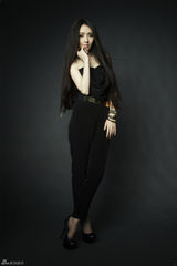 组图：郭碧婷裸肩抹胸装冷艳性感