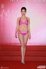 组图：候选亚姐泳装亮相 韩国选手压鼻否认整容