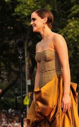 高组图：《哈7下》纽约首映 艾玛低胸礼服亮相