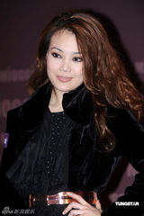 幻灯图：容祖儿熟女装扮代言 将任Twins演唱会嘉宾