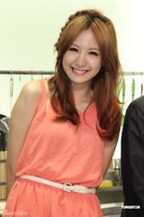 组图：安心亚大展厨艺积极收歌筹备新碟