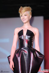 组图：桂纶镁金发造型示人 舞台上大玩变装秀