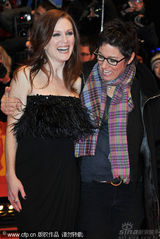 幻灯图：《孩子们没事》首映 朱丽安-摩尔黑裙性感