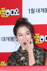 高清组图：李敏贞甜美亮相新片《完美广播》首映