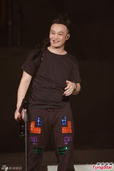 组图：陈奕迅演唱会化浓妆 搞怪献唱掀高潮