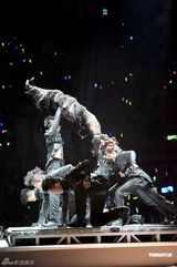 组图：容祖儿香港红馆开唱 与舞伴亲密不尴尬