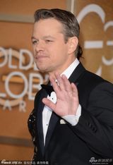 组图：马特-达蒙出席金球颁奖 挥手微笑心情好