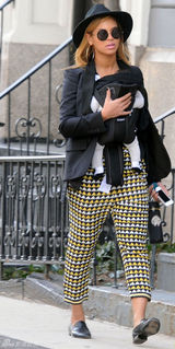 高清图：辣妈碧昂斯带女儿散步彩色花裤子抢眼