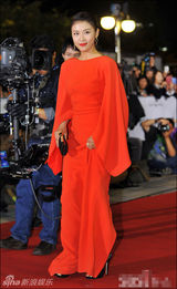 组图：河智苑亮相大钟红毯 红裙裸背显气场