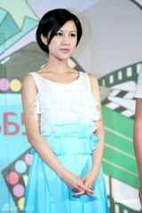 幻灯图：陆毅鲍蕾为儿童店揭幕 情侣装甜蜜恩爱