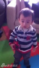 组图：张柏芝次子萌照曝光 抿嘴吃棒棒糖表情可爱
