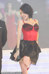 组图：小S大秀性感走猫步 登台与裸男热辣共舞