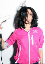 组图：吴晓敏夏日炫色运动写真 我喜欢不被定义