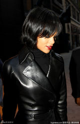 组图：蕾哈娜皮衣酷帅 短发造型红唇惹眼