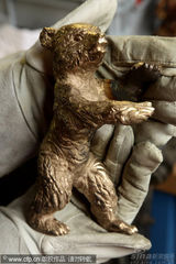 幻灯：柏林电影节开幕在即 金熊奖杯紧张制作迎主人