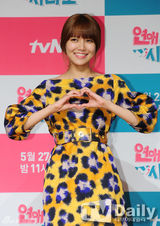 组图：少时秀英宣传《恋爱操作团》豹纹裙霸气