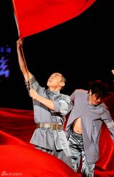 组图：郑恺舞动奇迹秀才艺 祝福高考考生喜笑颜开