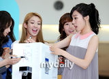 组图：少女时代参加慈善拍卖 筹善款帮单身妈妈