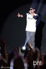 组图：朴宰范等参加HIPHOP音乐节引爆火热现场