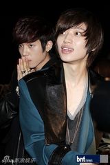 组图：TEEN TOP朴奎利等众星出席首尔时装周