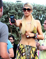 组图：帕丽斯-希尔顿胸部缩水 手臂现皱纹疑抽脂