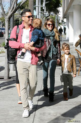 组图：阿尔芭一家外出用餐 爱女潮装初长成