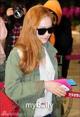 组图：少女时代现身机场飞日本 大秀清纯时尚感