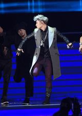 组图：群星献唱中歌榜 韩庚潘玮柏劲歌热舞