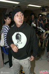 组图：张卫健再入院探母面色憔悴 5时结束疗程