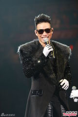 组图：张卫健鸡冠装表情搞怪 热吻巴两金