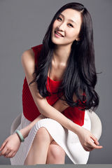 组图：钱璇全新时尚写真 温馨甜美笑容