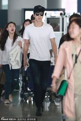 组图：张亮机场遭女粉丝围堵 列队欢迎国王礼遇