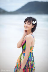 组图：戴娇倩异国大片深V出镜性感清新