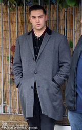 组图：格莱美歌手怀恩豪斯猝死 新男友神情凝重