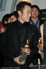 组图：金马奖闭幕庆功酒会获奖者开心亮相