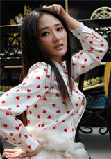 组图：张玉洁拍户外写真 清新浪漫享受自然美