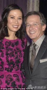 组图：邓文迪绯闻后首亮相 与友人热聊心情无损