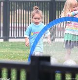 组图：女儿小七参加足球训练 贝克汉姆全家助威