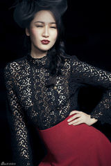 组图：王宁蕾丝镂空装魅惑出镜