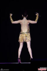 组图：S.H.E台湾演唱会第二场 ELLA风骚秀裸背