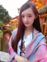 组图：女子酷似杨幂  网友直呼傻傻分不清