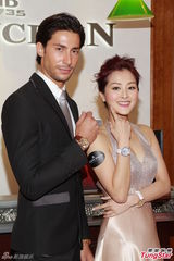 组图：张名雅性感秀事业线 计划卸任港姐发展路