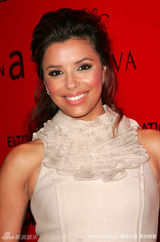 幻灯图集：伊娃甜美造型大派巧克力 送情人节祝福