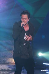 组图：《劲歌金曲》再录影 张智霖吴卓羲比歌艺