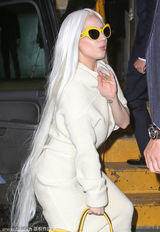 组图：Gaga黑超遮面白发飘飘 摆S曲线秀好身材
