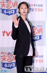 组图：SJ希澈扶仨爷爷宣传新剧 梳油头演帅警察