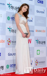 组图：宋慧乔李钟硕李准基等亮相电视颁奖礼