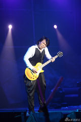 伍佰个唱工体变火星 孙燕姿蔡依林性感助阵(图)