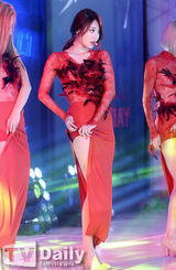 组图：韩团GirlsDay发新专辑 薄纱红裙显妖娆